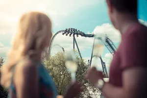 Thorpe Shark Cabins, couple looking at The Swarm rollercoaster