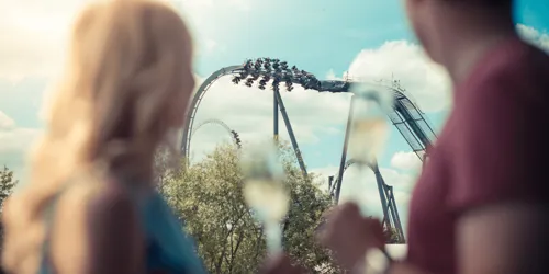 Thorpe Shark Cabins, couple looking at The Swarm rollercoaster