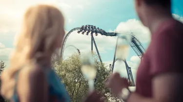 Thorpe Shark Cabins, couple looking at The Swarm rollercoaster