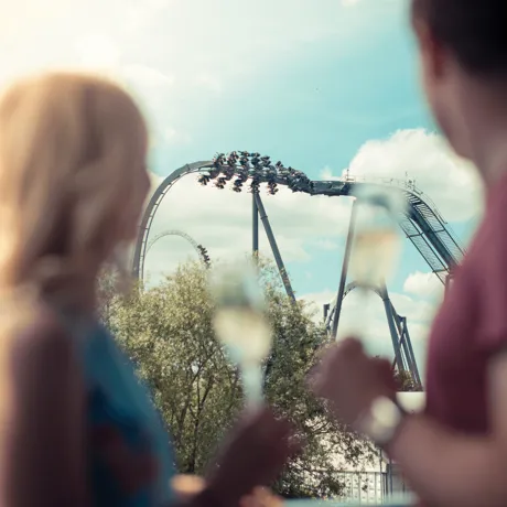 Thorpe Shark Cabins, couple looking at The Swarm rollercoaster