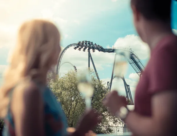 Thorpe Shark Cabins, couple looking at The Swarm rollercoaster