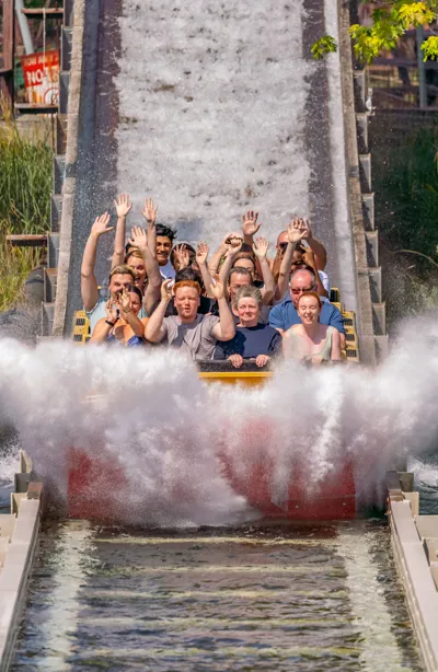 Guests about to be splashed on Tidal Wave